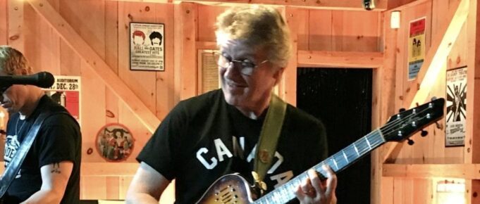 Rik Emmett at Daryl's House - photo by Stacey Rose