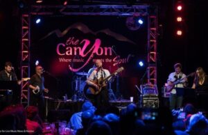 Al Stewart at the Canyon Club - photo by Stevo Rood